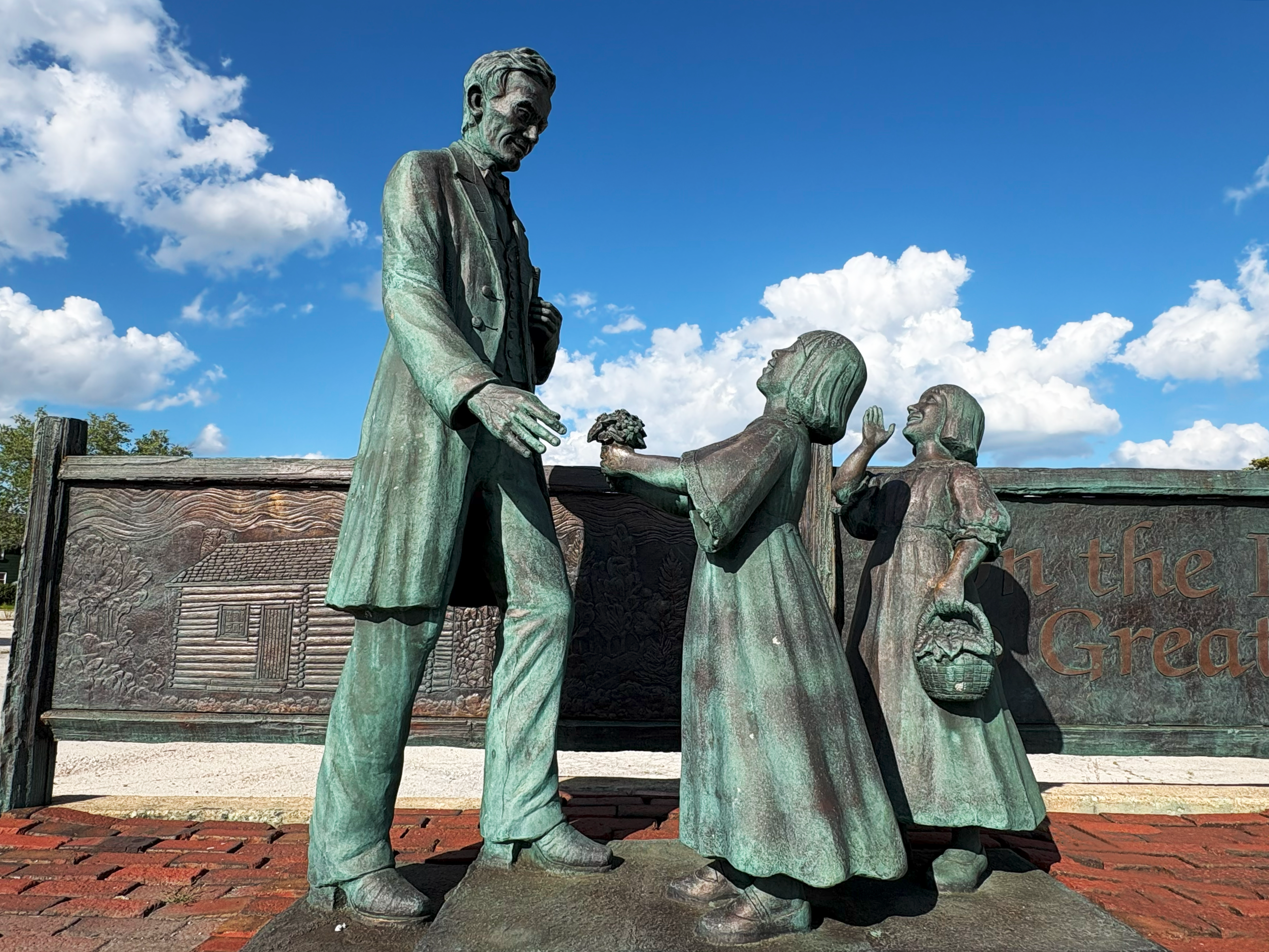 statue of abraham lincoln and children